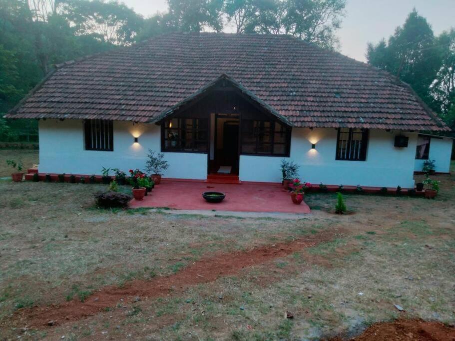 A Quaint Cottage With Rajah'S Seat View. Madikeri Exteriér fotografie