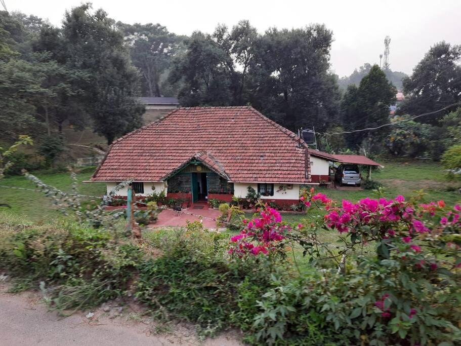A Quaint Cottage With Rajah'S Seat View. Madikeri Exteriér fotografie